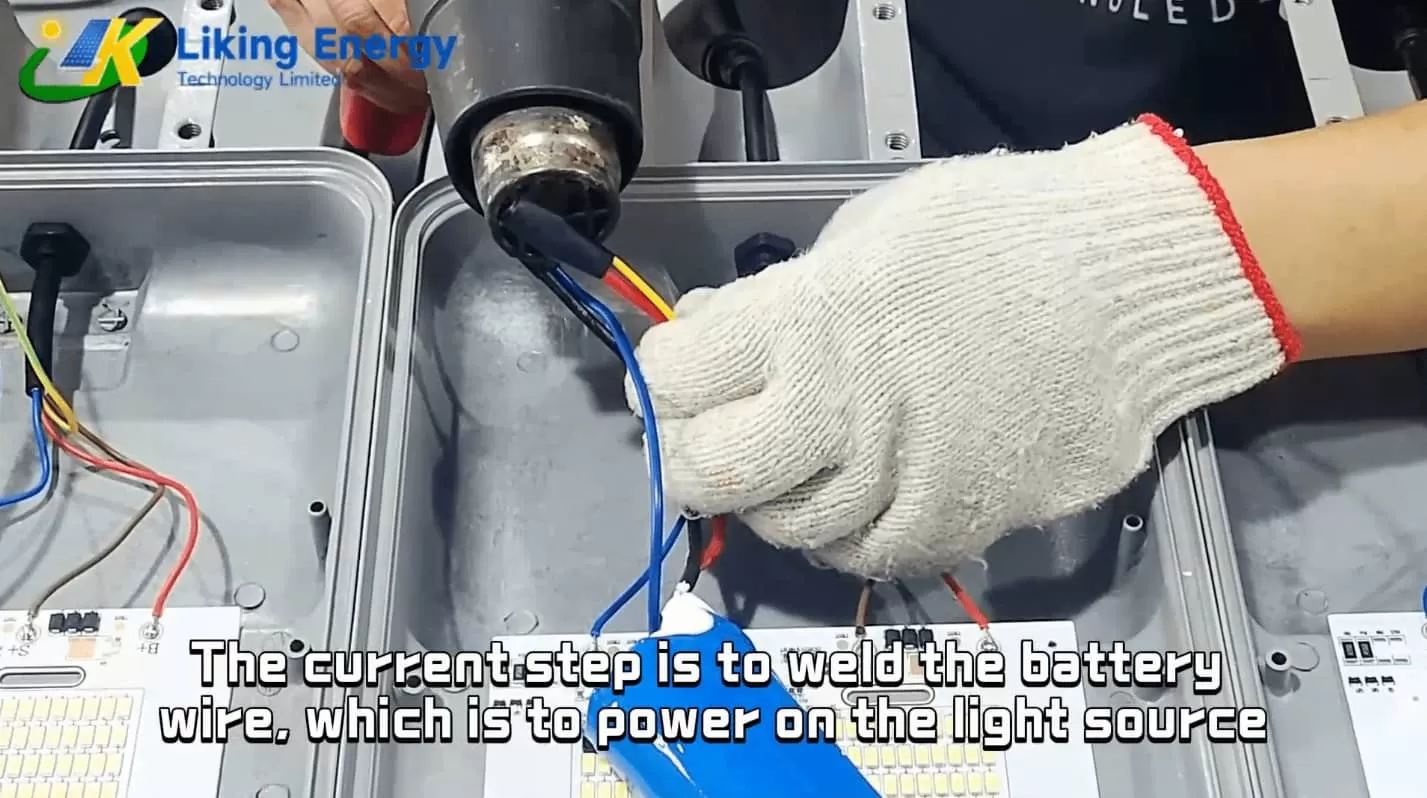 Instalar Liking MP120w serie a prueba de viento aerodinámico Semi-Split luz solar